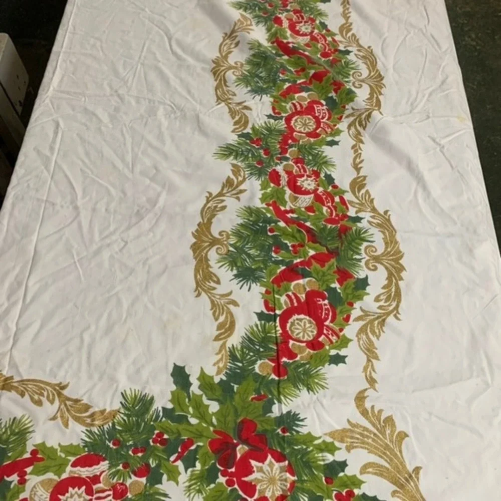 Vintage Christmas Tablecloth Holly Berry Gold‎ Trim Holiday 89 x 59 Rectangle